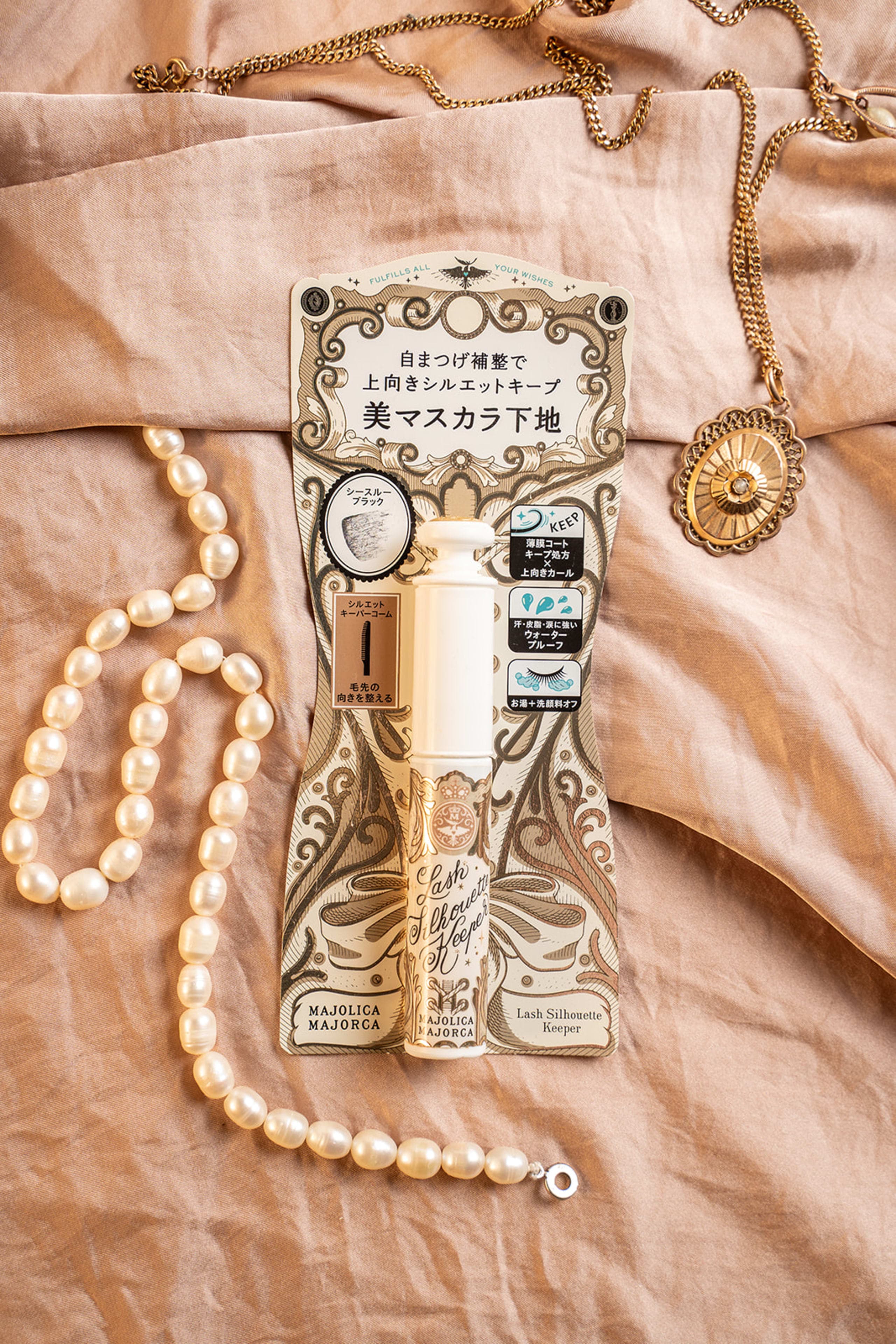 Majolica Majorca illustrated mascara on a silk surface
