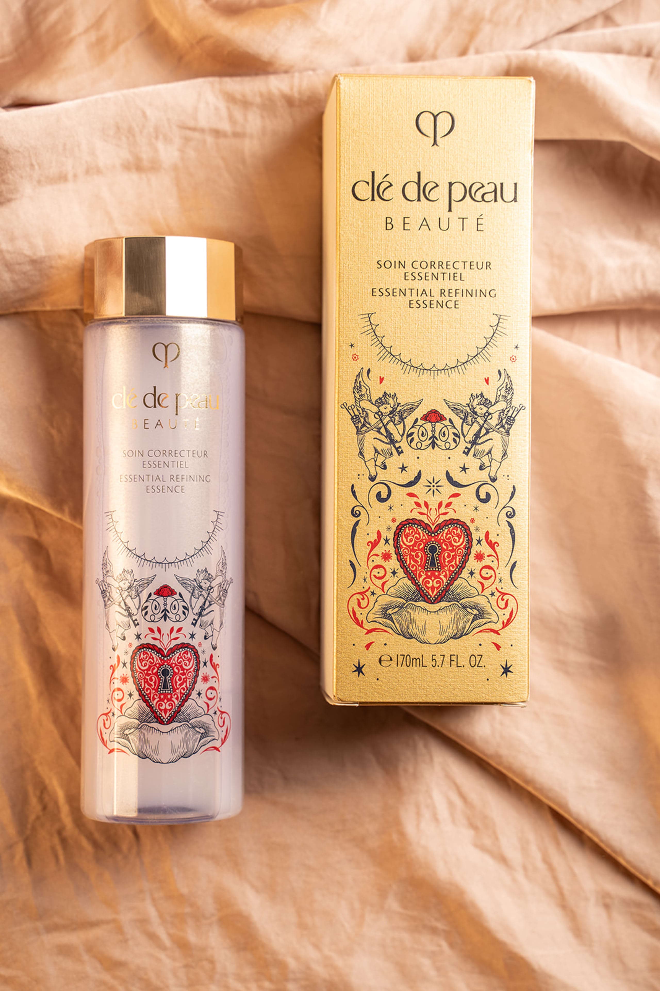 Clé de peau packaging set, bottle and illustrated box