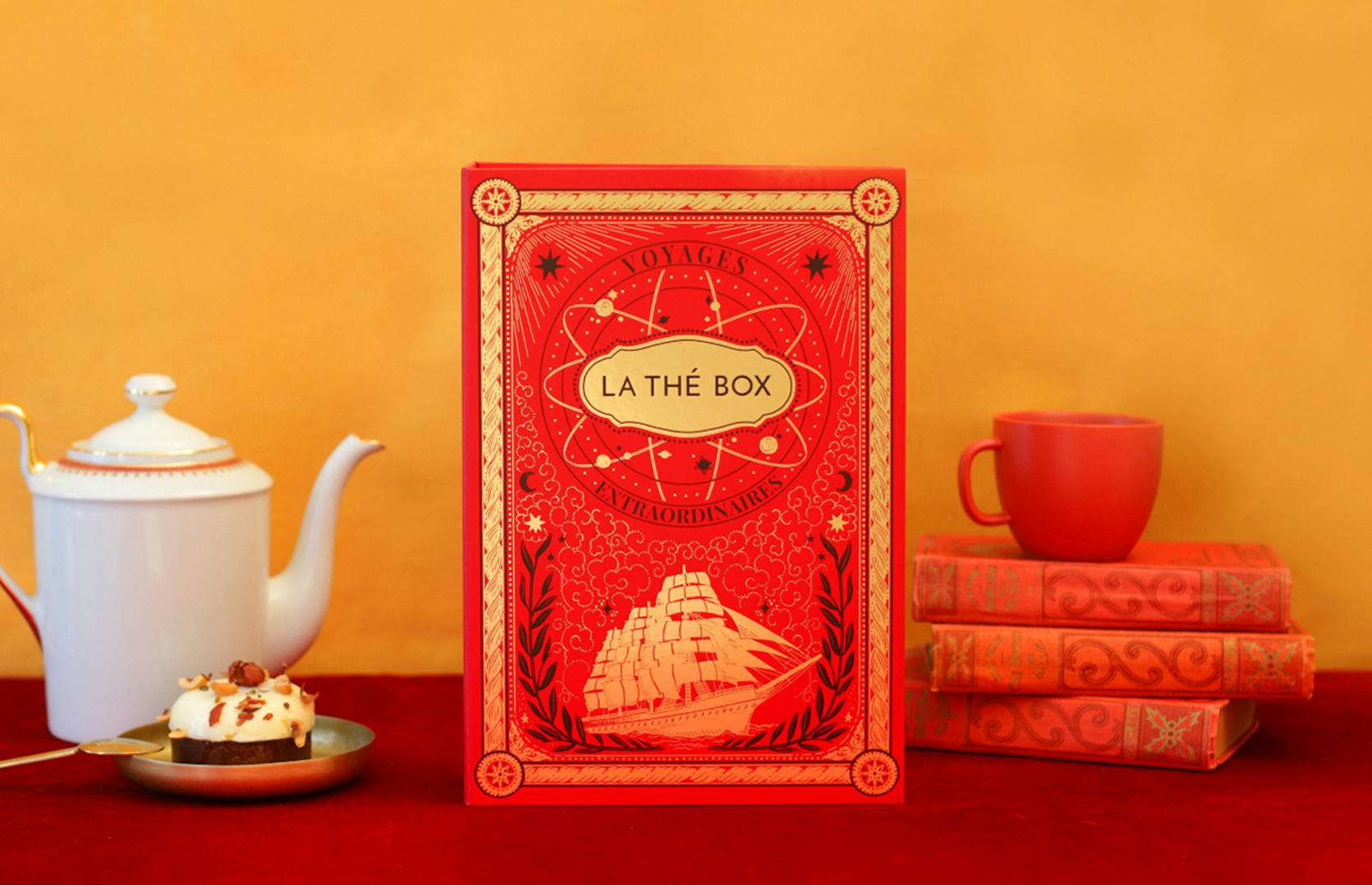 Packshot of la thé box Jules Verne edition with tea-pot and some books.