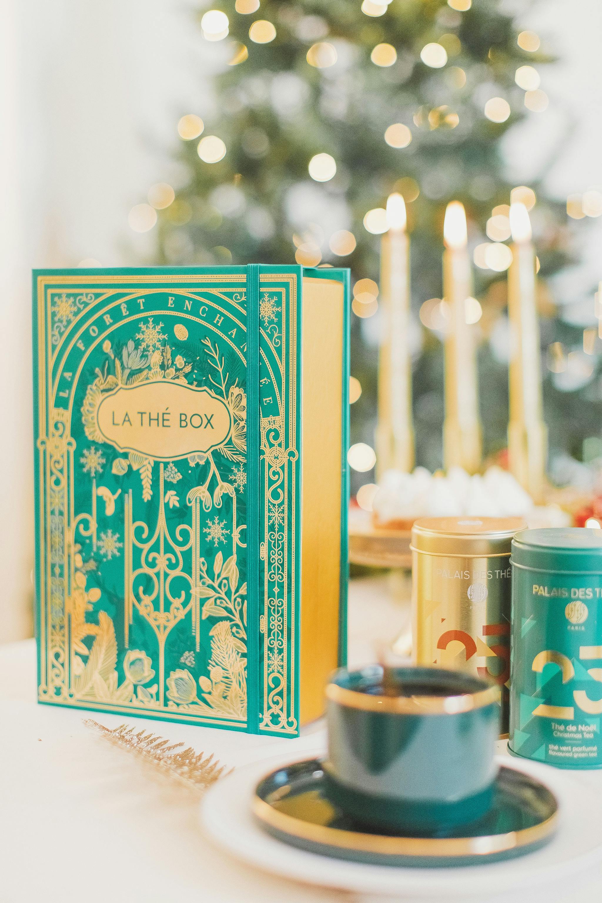 Packshot of la thé box Christmas Dreams edition with a cup of tea.