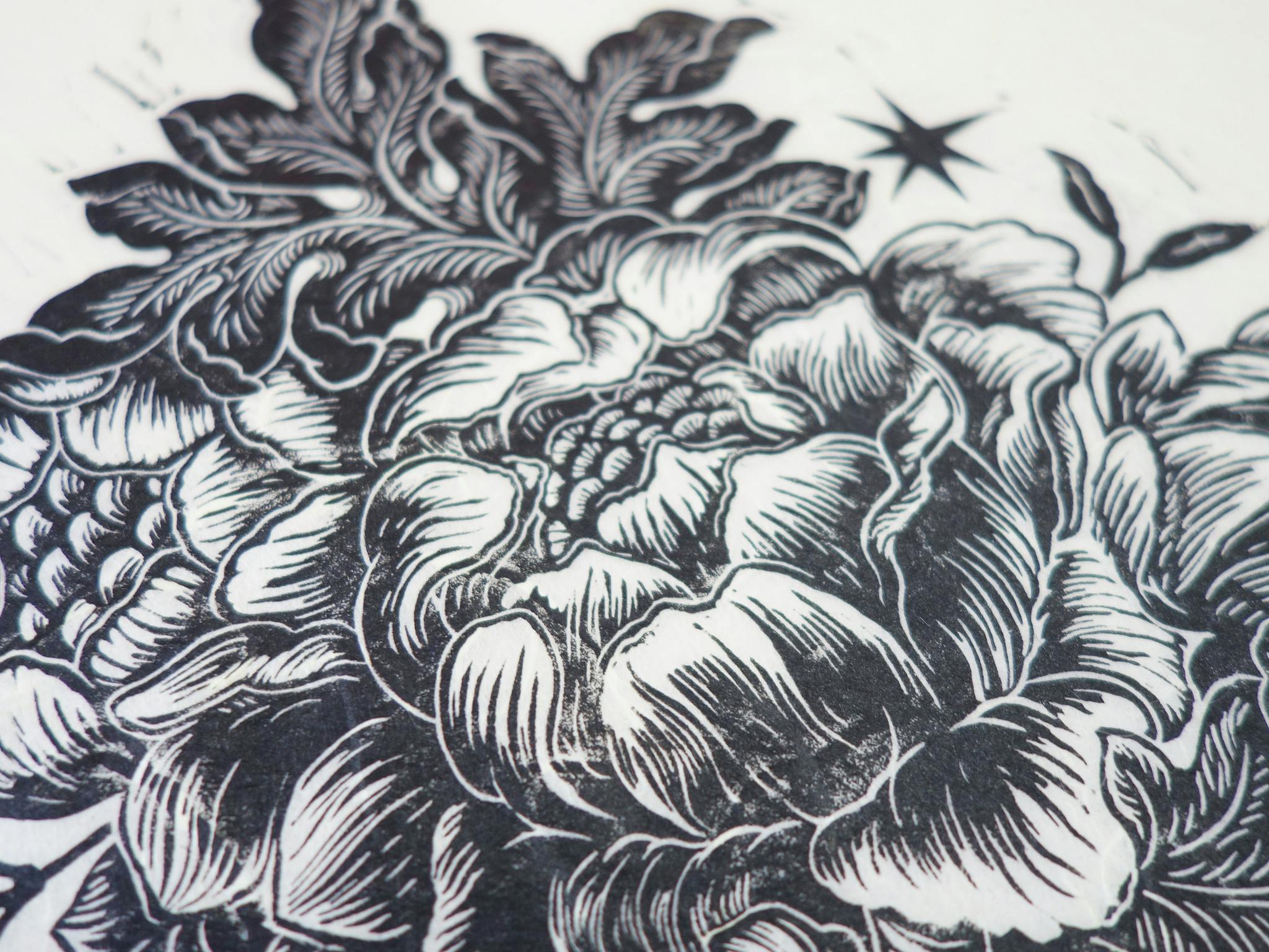 Close up on the main flower in Le bouquet lino print