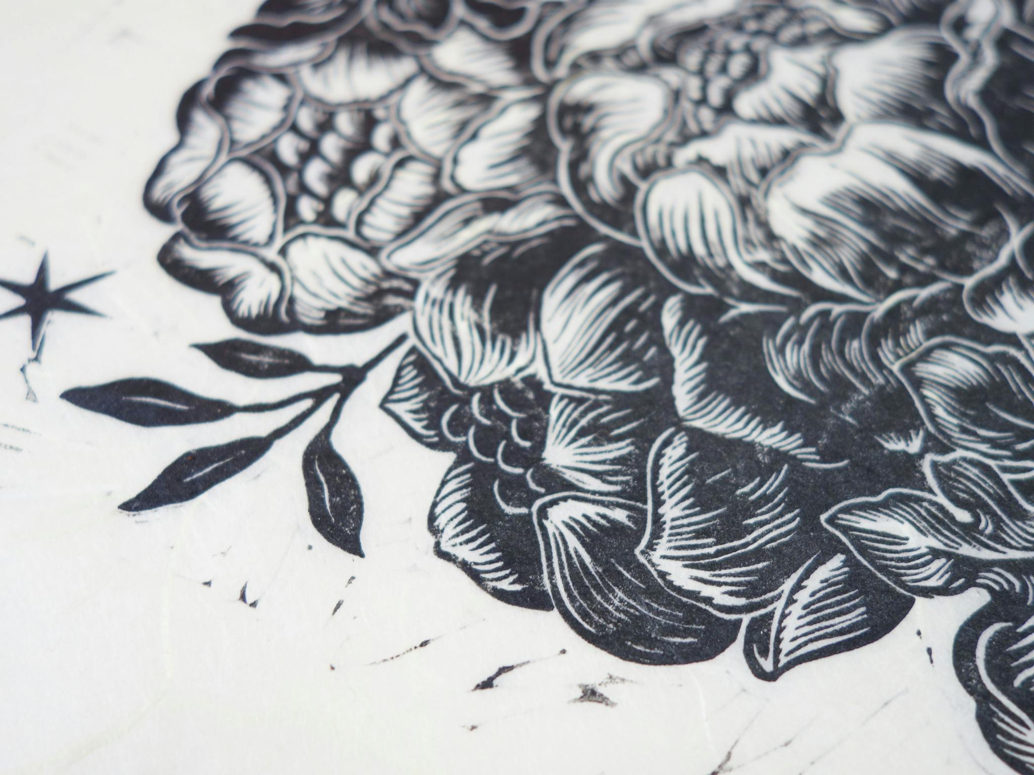 Zoom on a flower in Le bouquet lino print