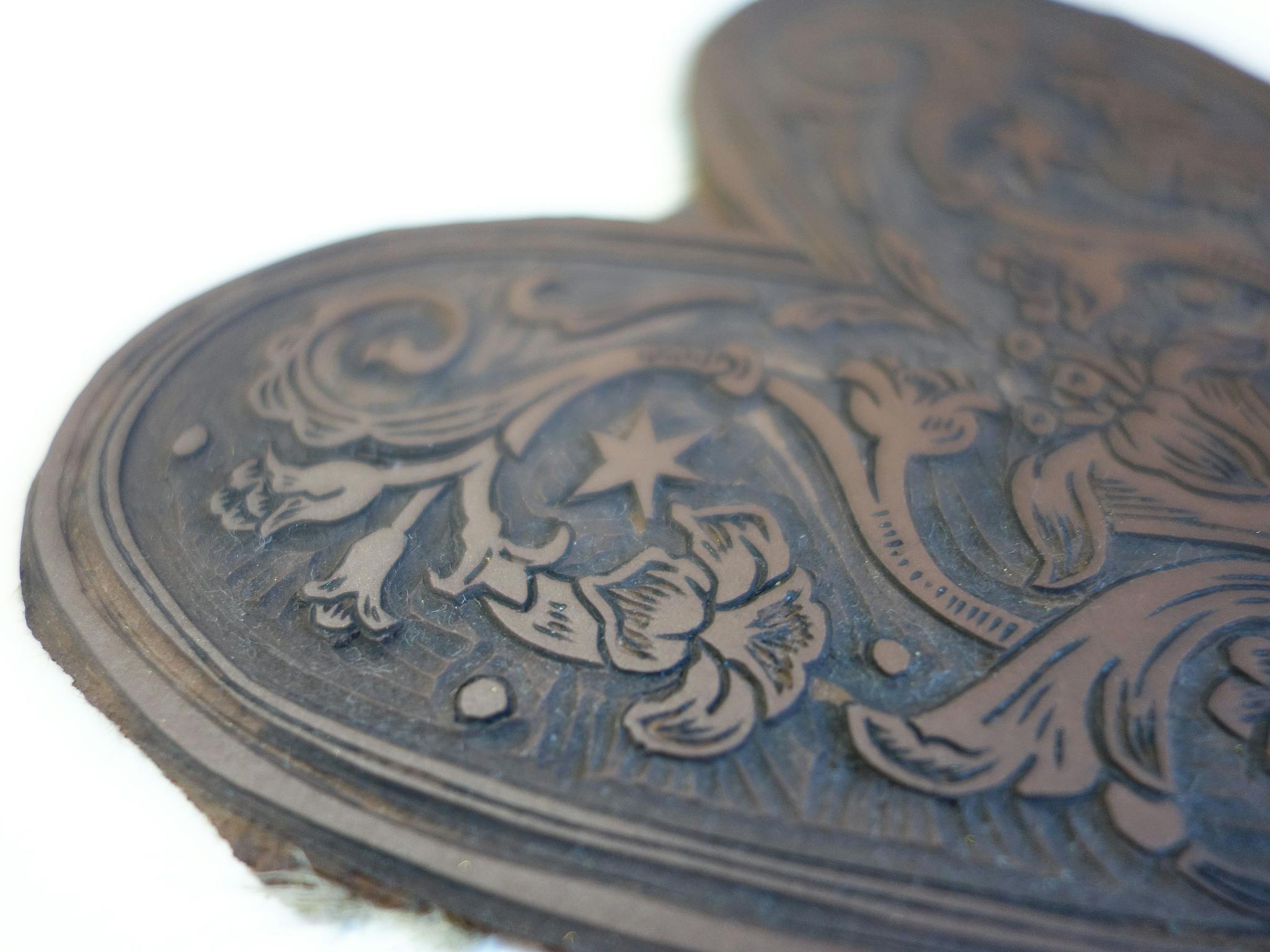 Zoom on l'amour lino carved bloc